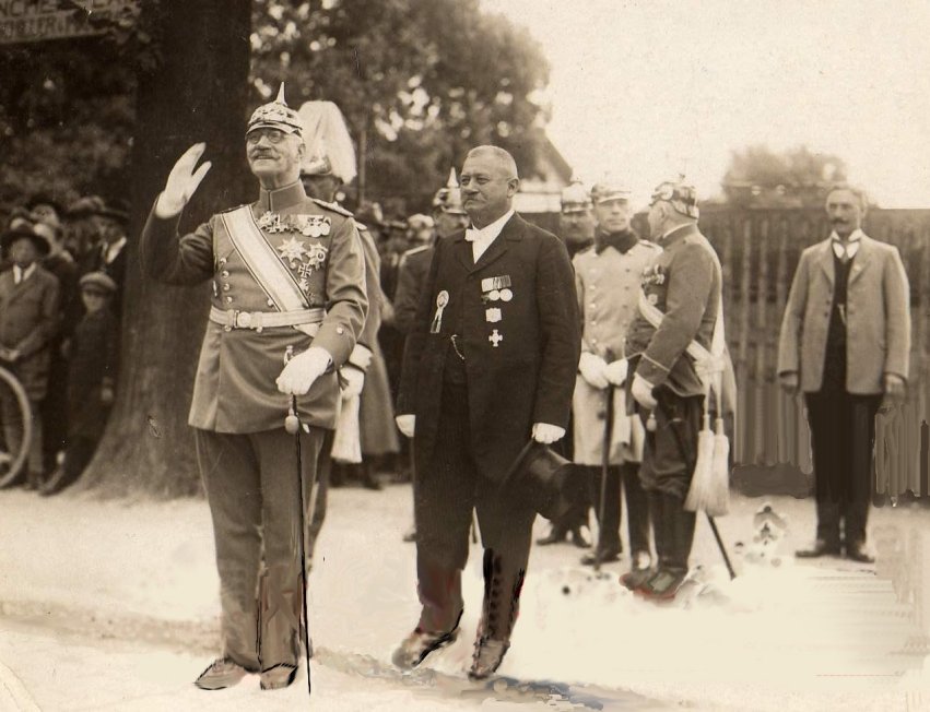 S.K.H. Prinz Alfons und der Vereinsvorsitzende Leonhard Degmair beim Vorbeimarsch 1925