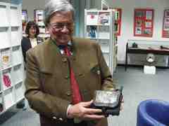 Josef Kirchmeier präsentiert das neueste Exponat der Ausstellung